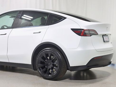 Used 2022 Tesla Model Y Long Range image 10
