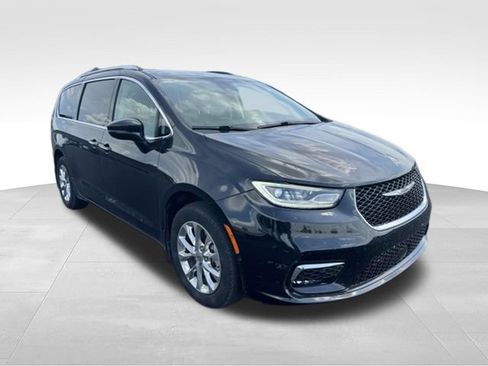 Used 2021 Chrysler Pacifica Touring-L w/ Uconnect Theater Family Group AWD/4WD image 3