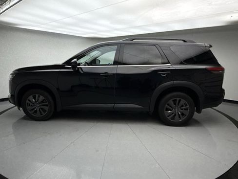 Used 2022 Nissan Pathfinder SV image 2