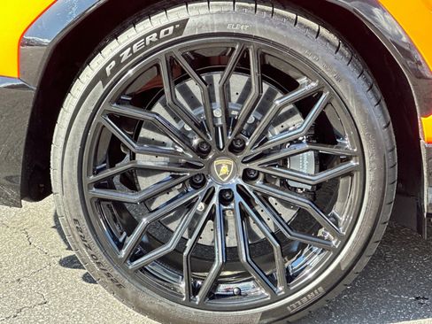 Used 2025 Lamborghini Urus SE image 9