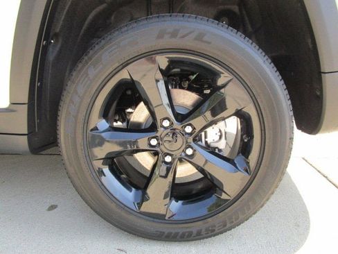 New 2025 Jeep Grand Cherokee Altitude image 9