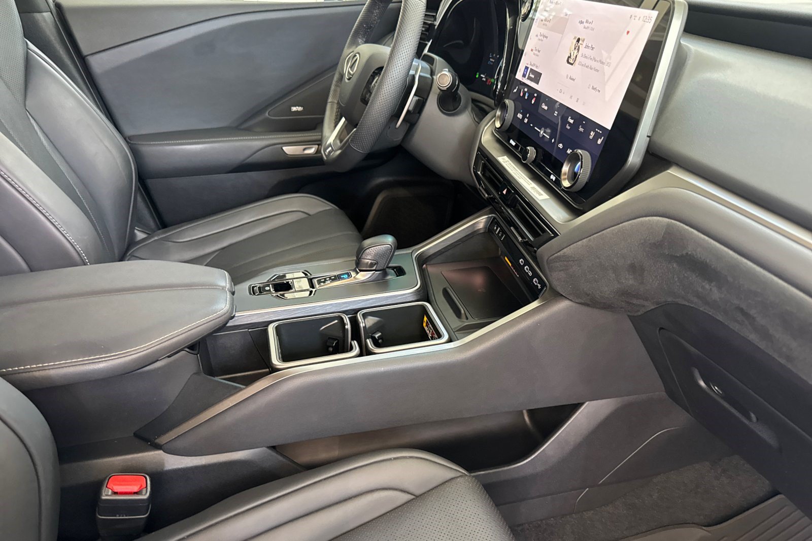 Used 2025 Lexus TX 500h AWD w/ Technology Package image 21