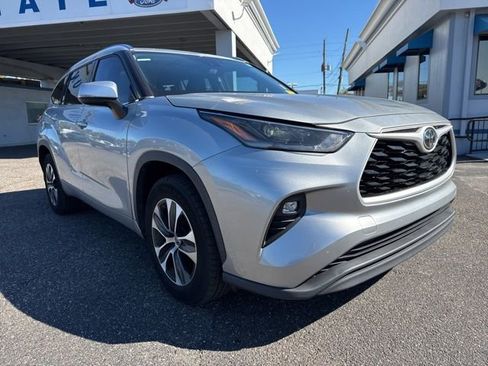 Used 2021 Toyota Highlander XLE image 3