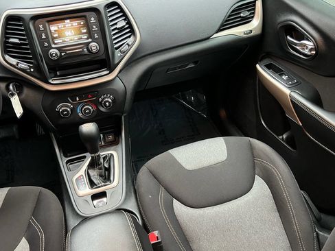 Used 2018 Jeep Cherokee Latitude image 20