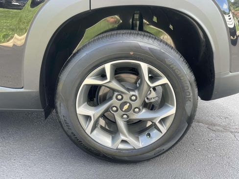 Used 2025 Chevrolet Trax LT FWD image 2