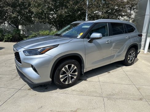 Used 2024 Toyota Highlander XLE AWD/4WD image 3