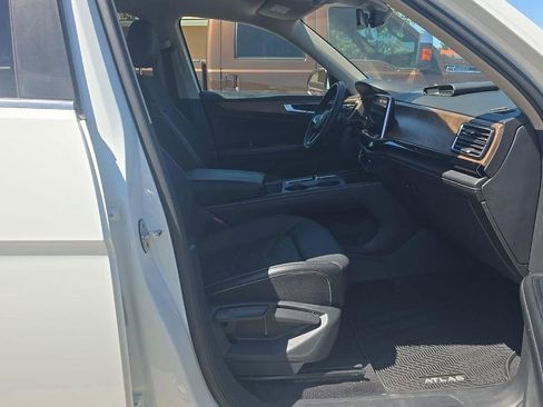 Used 2024 Volkswagen Atlas SE AWD/4WD image 40