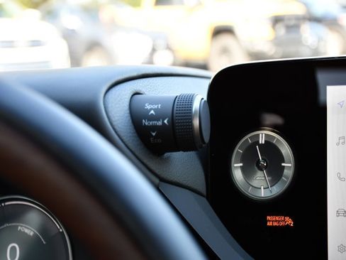 New 2025 Lexus ES 300h w/ Luxury Package image 16