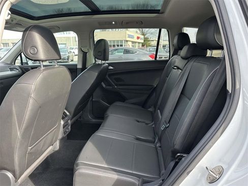Used 2018 Volkswagen Tiguan SE w/ Panoramic Sunroof Package image 9