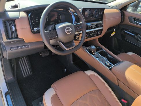 New 2026 Nissan Pathfinder Platinum image 2