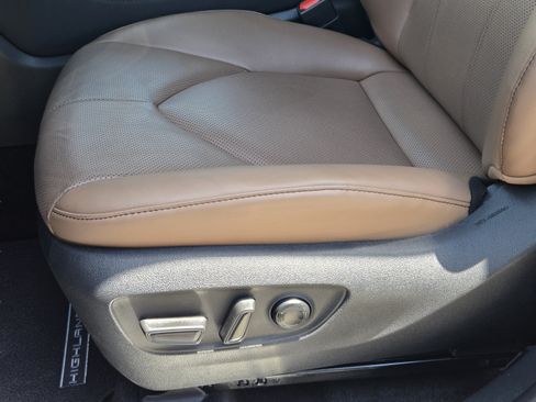 Used 2025 Toyota Highlander Limited AWD/4WD image 21