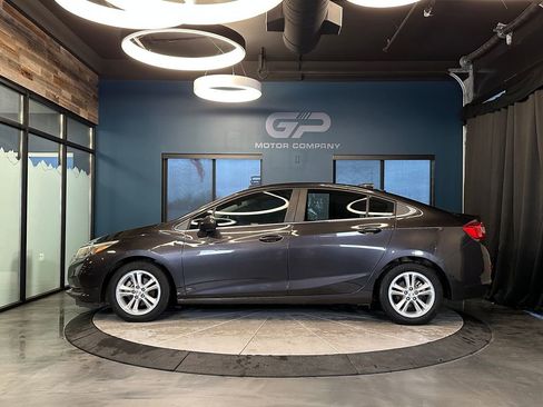 Used 2017 Chevrolet Cruze LT FWD image 6