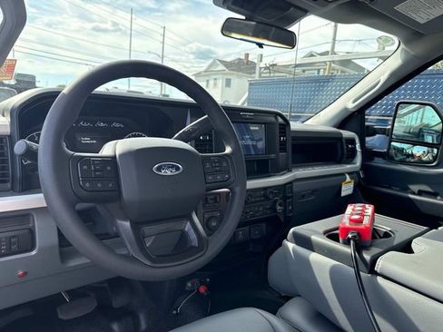 Used 2025 Ford F550 4x4 Regular Cab Super Duty image 7