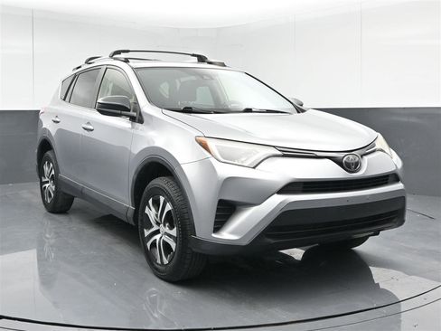 Used 2018 Toyota RAV4 LE FWD image 1