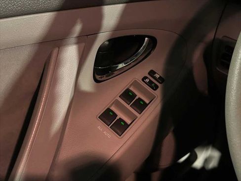 Used 2011 Toyota Camry LE image 29