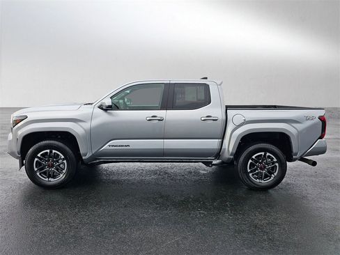 Used 2025 Toyota Tacoma TRD Sport image 2