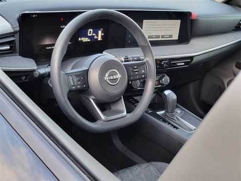 Used 2025 Nissan Kicks SV image 3