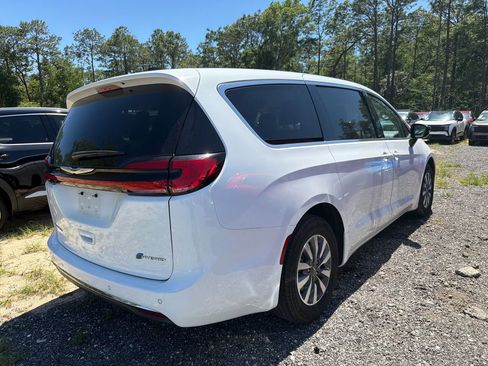 Used 2024 Chrysler Pacifica Limited FWD image 5
