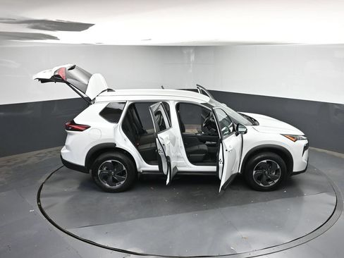 Used 2024 Nissan Rogue SV FWD image 41