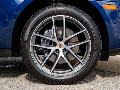 Certified 2024 Porsche Macan image 17