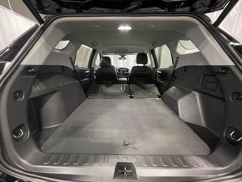 Used 2021 GMC Terrain SLT image 17