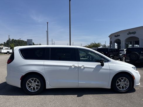 Used 2024 Chrysler Pacifica Touring-L FWD image 8