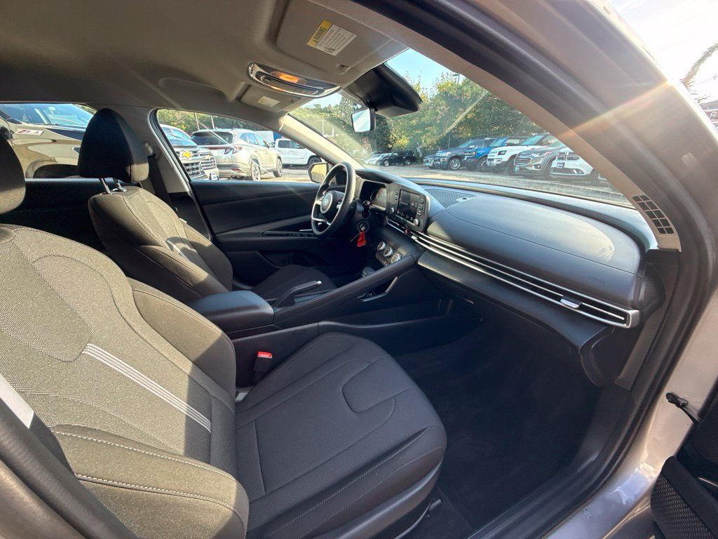 Certified 2025 Hyundai Elantra SE FWD image 17