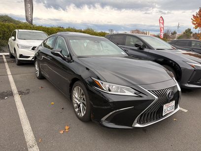 Used 2019 Lexus ES 300h w/ Luxury Package