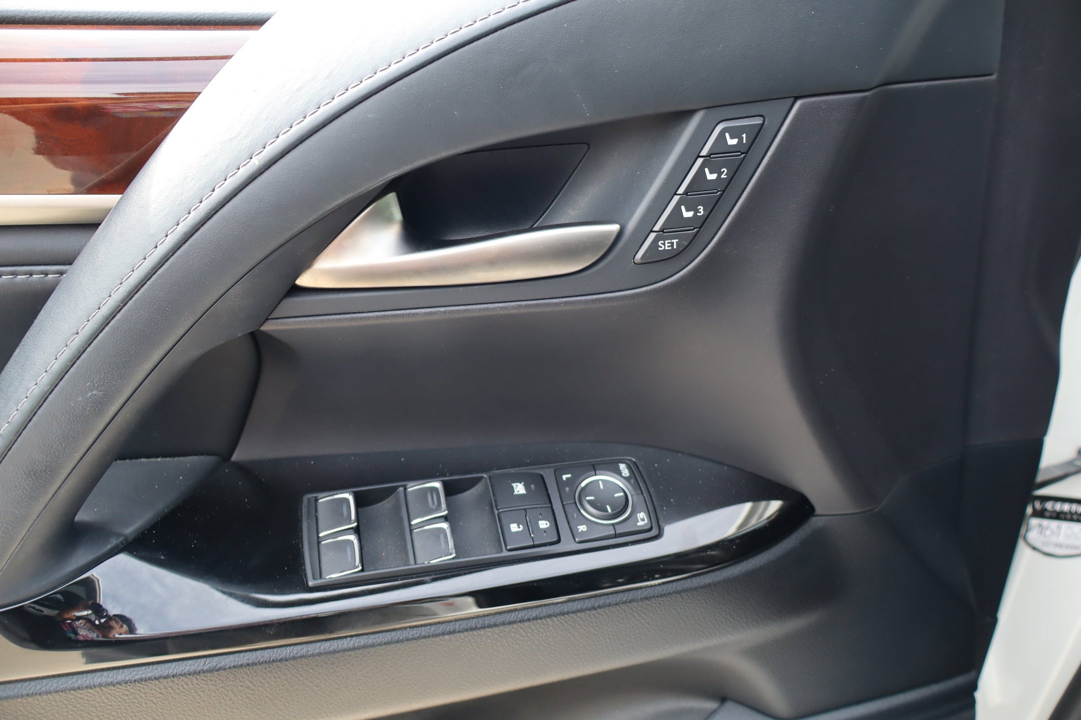 Used 2019 Lexus LX 570 4WD w/ Luxury Package image 15