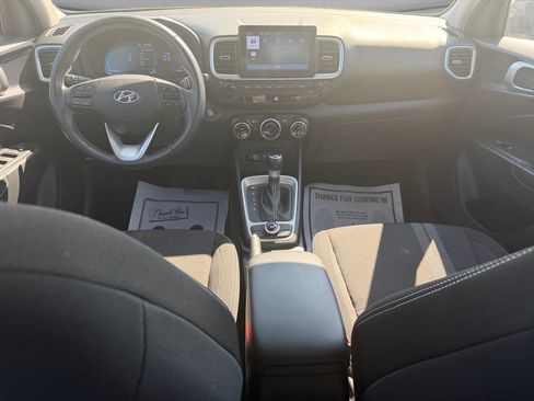 Used 2025 Hyundai Venue SEL FWD image 9