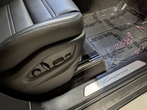 Certified 2024 Porsche Cayenne Coupe image 27