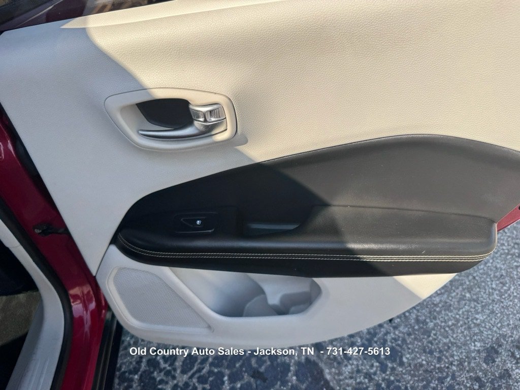 Used 2019 Jeep Compass Latitude FWD image 13