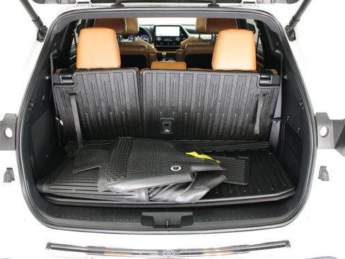 Used 2024 Toyota Highlander Platinum FWD image 36