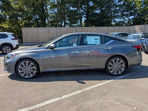 New 2025 Nissan Altima 2.5 SL image 9