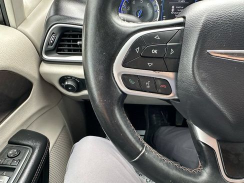 Used 2017 Chrysler Pacifica Touring-L FWD image 18