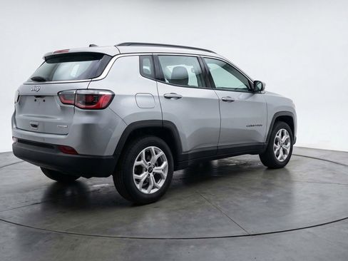 Used 2025 Jeep Compass Latitude image 9