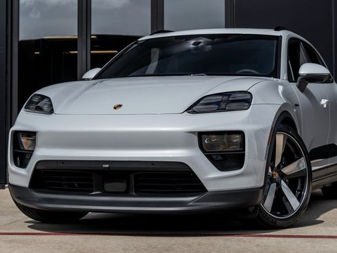 New 2026 Porsche Macan Electric RWD image 7