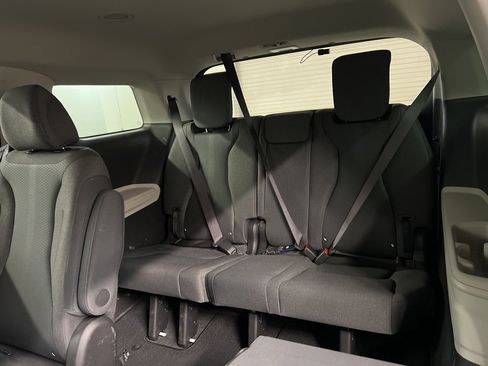 Used 2023 Kia Carnival LX image 27