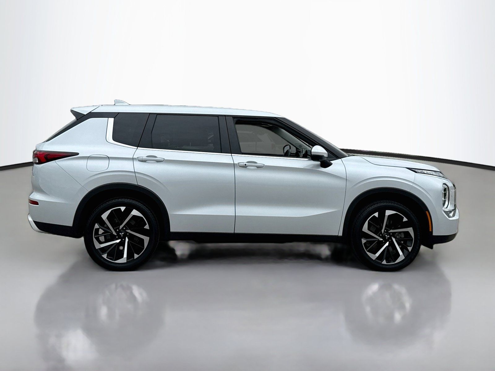 Used 2023 Mitsubishi Outlander SE AWD/4WD image 8