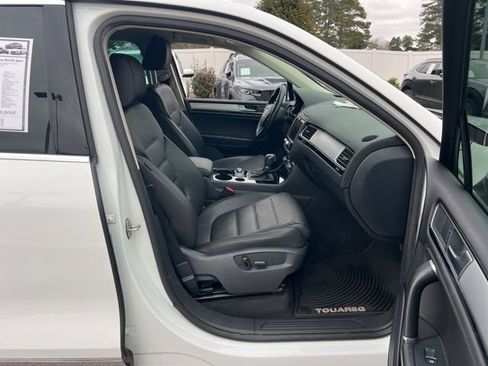Used 2016 Volkswagen Touareg Sport image 41