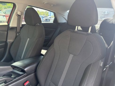 Used 2021 Hyundai Elantra SE FWD image 13