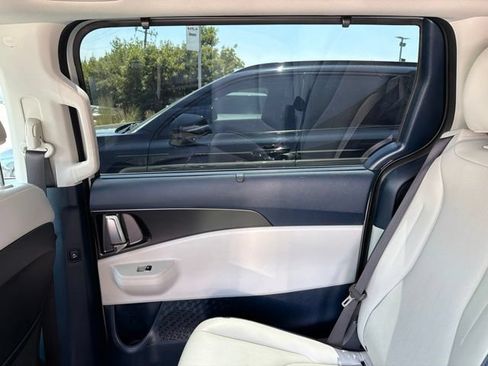 Used 2025 Kia Carnival SX w/ SX Dark Edition Package FWD image 33