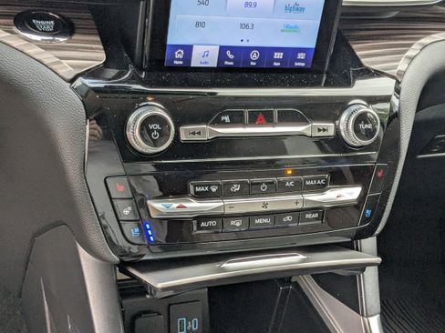 Used 2024 Ford Explorer Limited w/ Limited Technology Package image 14