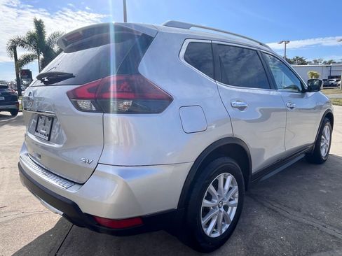 Used 2018 Nissan Rogue SV image 3