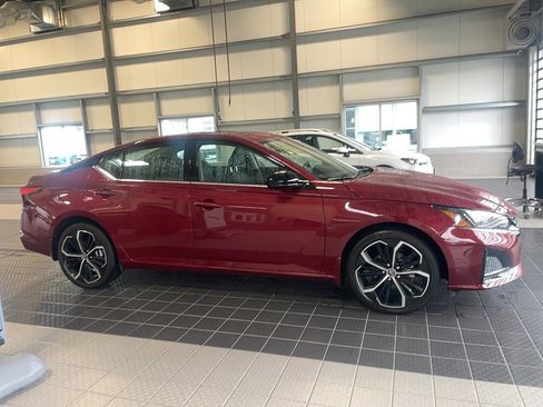 Certified 2024 Nissan Altima 2.5 SR w/ SR Premium Package image 5