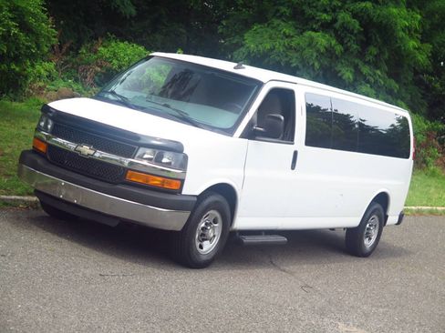 Used 2016 Chevrolet Express 3500 LT w/ LT Preferred Equipment Group RWD image 28