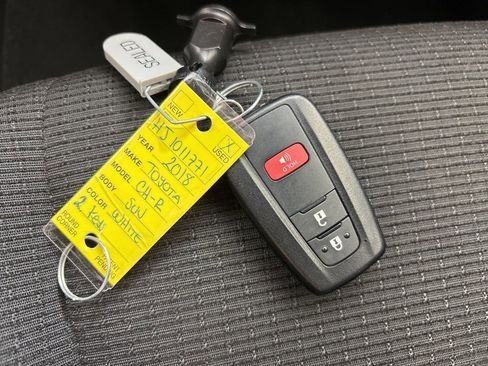 Used 2018 Toyota C-HR XLE image 32