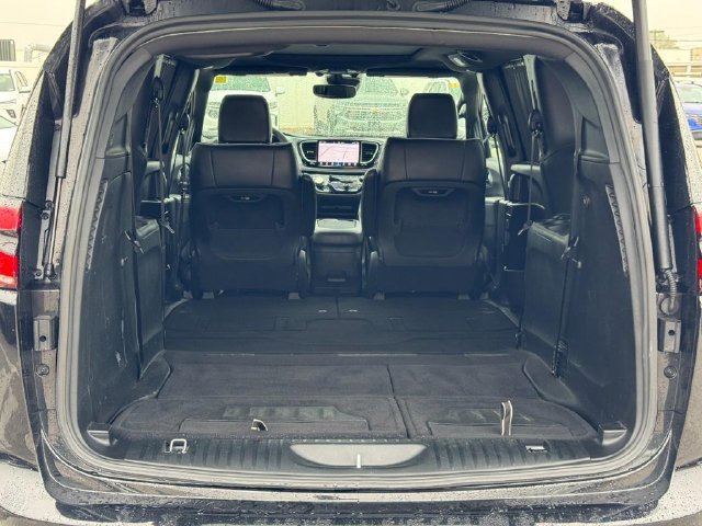 Used 2025 Chrysler Pacifica Limited FWD image 5