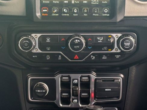 Used 2022 Jeep Wrangler Unlimited Sahara AWD/4WD image 9