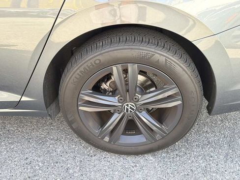 Used 2023 Volkswagen Jetta SE w/ Panoramic Sunroof Package FWD image 5